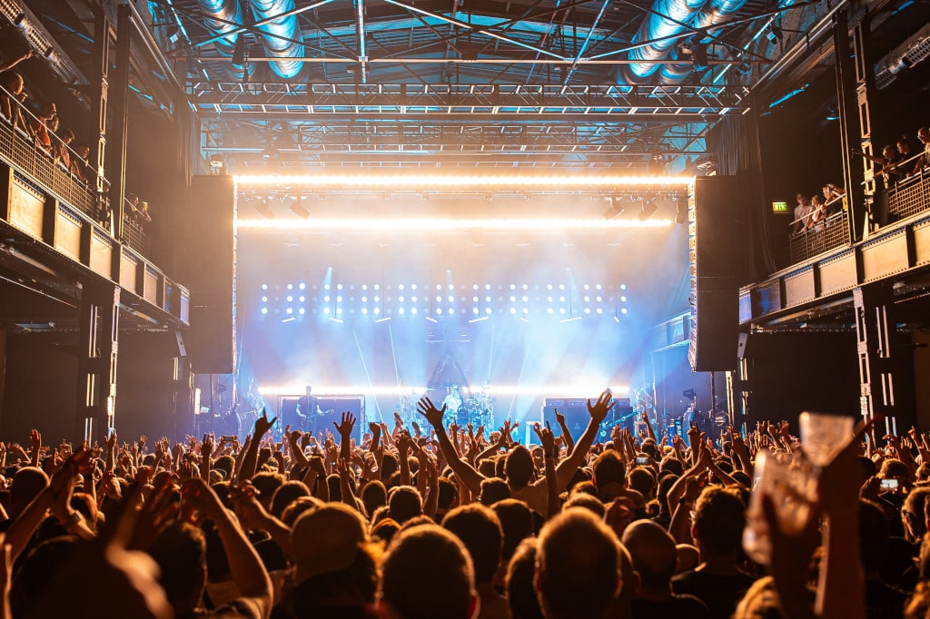 Die-Ärzte-Konzert in Köln, Publikum mit beleuchteter Bühne