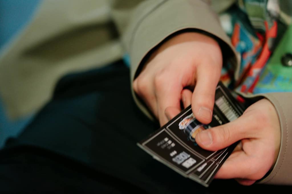 Hände halten zwei Tickets