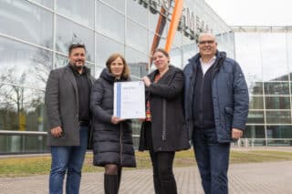 Gruppenfoto: TÜV-Zertifikat für Umwelt-Managementsystem der NürnbergMesse