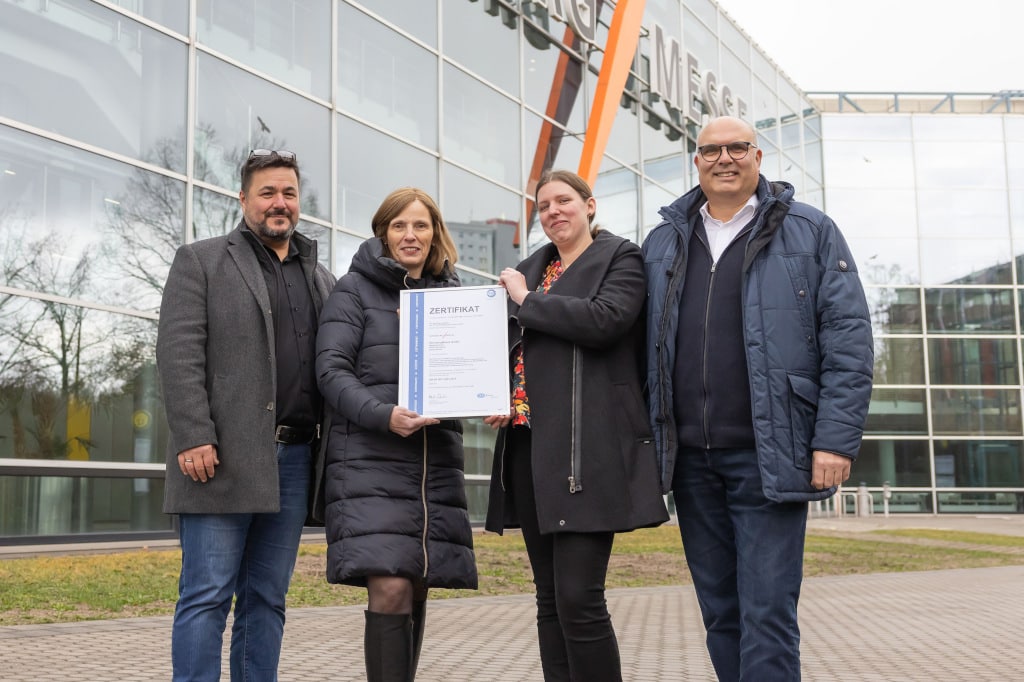 Gruppenfoto: TÜV-Zertifikat für Umwelt-Managementsystem der NürnbergMesse