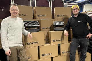 Alex Kühl, Head of Marketing, und Fynn Heidutzek, Gewerkeleiter Licht, freuen sich über die Cameo-Lieferung.