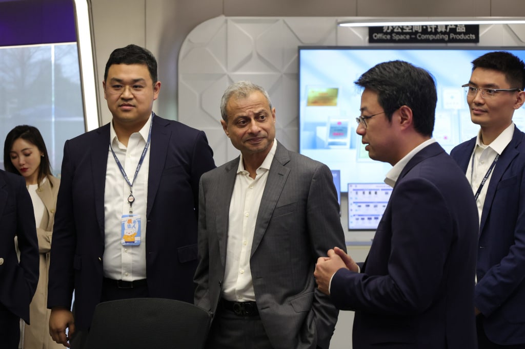 Ahmed Mazhari, Präsident von Microsoft Asien, besucht zusammen mit einer Delegation von Microsoft Maxhub