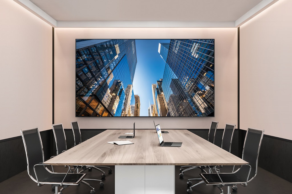 Samsung QE98C im Konferenzraum