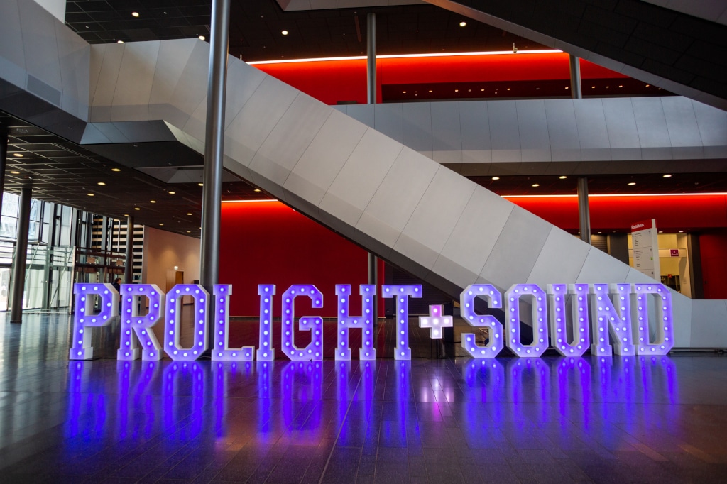 Prolight + Sound-Letters in einem Foyer