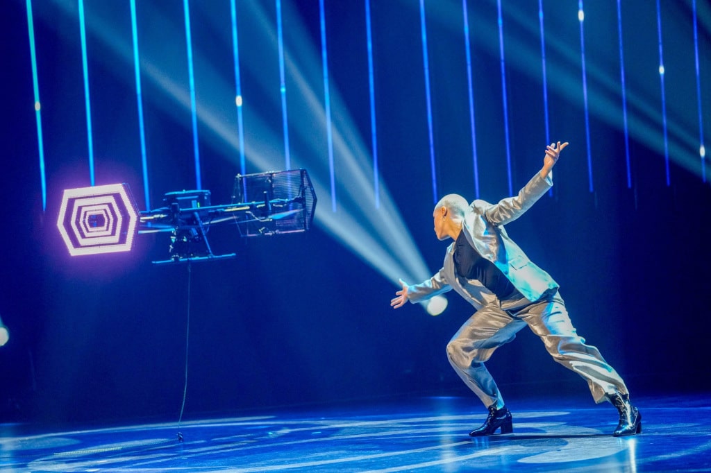 Hannover Messe 2024 Eröffnungszeremonie mit „Flying Screens“ und Tänzerin Aischa