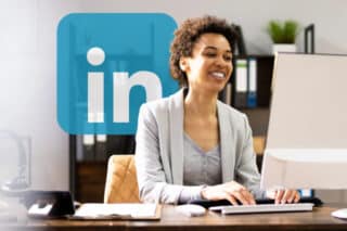 Person am Laptop; LinkedIn-Logo im Hintergrund