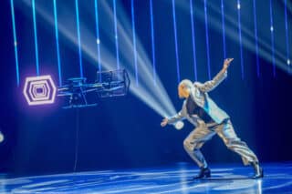 Tänzerin mit Drohne auf Bühne