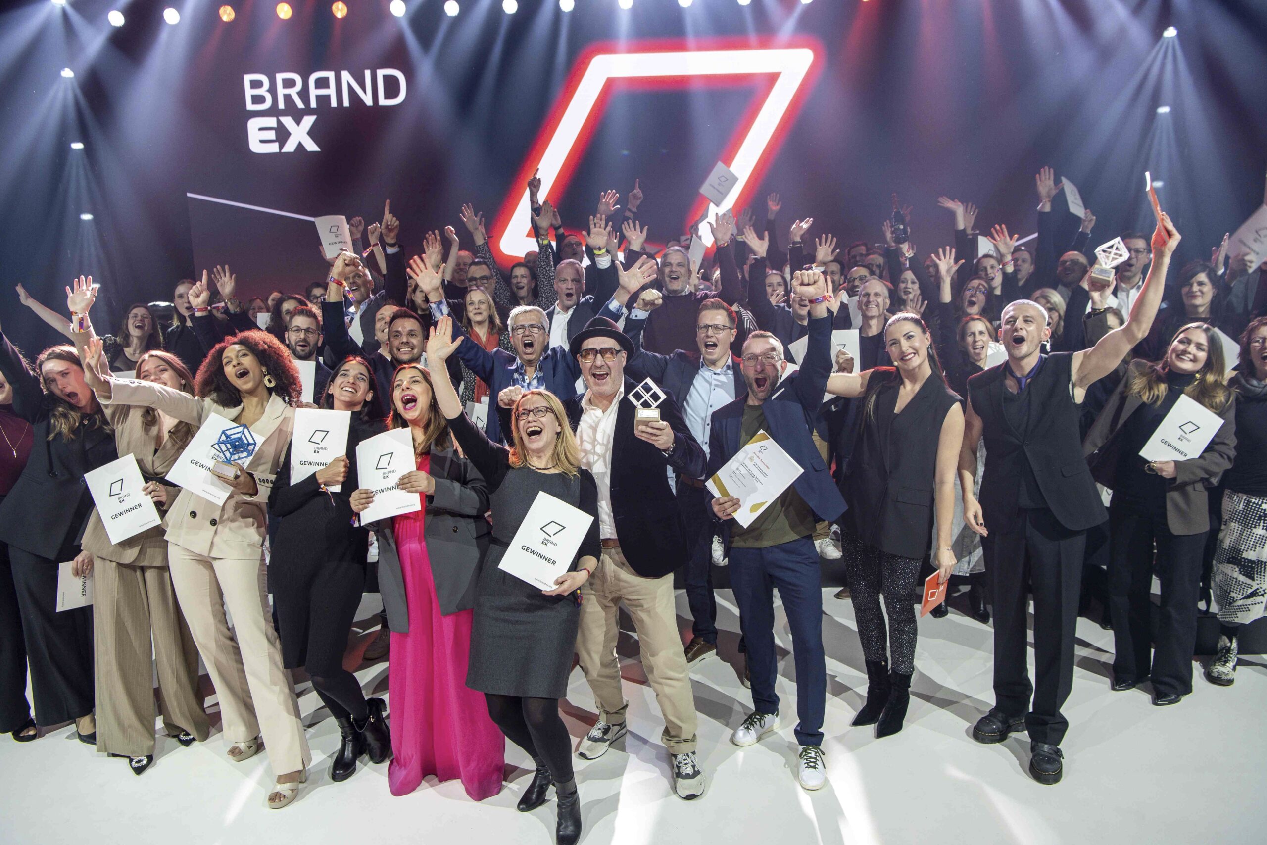 Die Gewinner des BrandEx Award 2025 jubeln in die Kamera