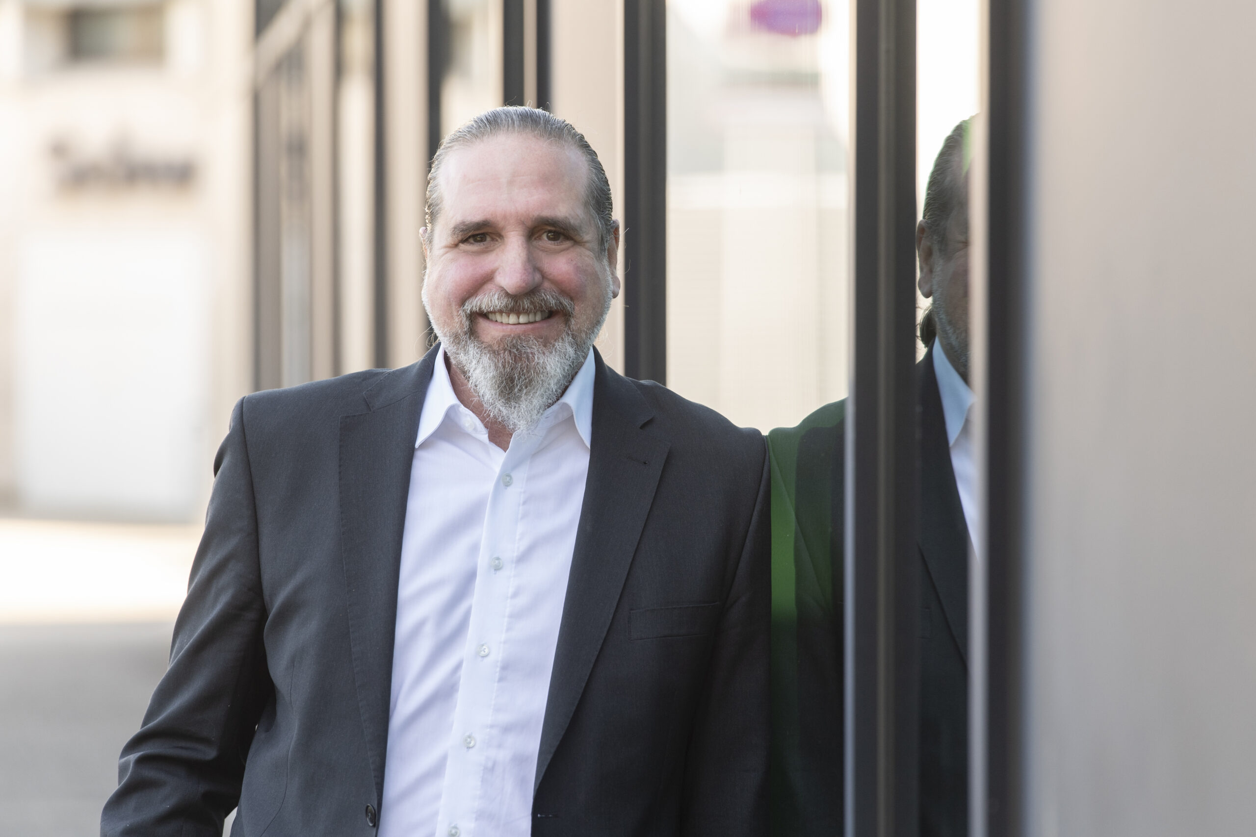 Nils Jakoby strahlt in die Kamera