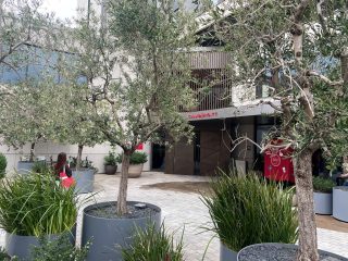 Blick auf den Eingang des Grand Hyatt