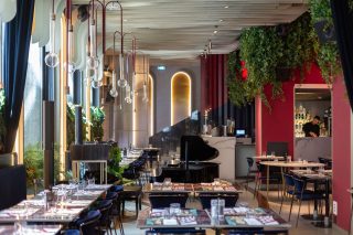 Blick ins Inmere des Gourmetrestaurant Otvim mit Tischen und Stühlen