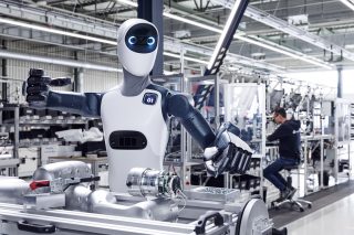 Humanoider Roboter Agile ONE in einer Fabrikhalle