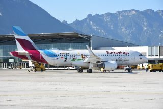 Blick auf eine Eurowings-Flugzeug auf dem Rollfeld des Salzburger Flughafens