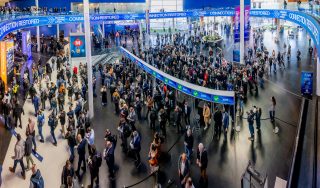 Menschen strömen in die ISE 2025