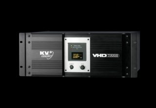 Blick von vorne auf den Versärker unf seinen Touchscreen