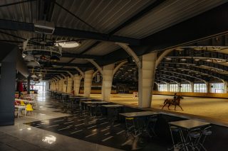 Blick in die Reihalle auf einen Reiter,