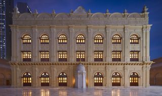 Frontaler Blick auf die Fassade