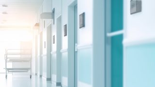 Krankenhausflur mit Türen auf der rechten Seite