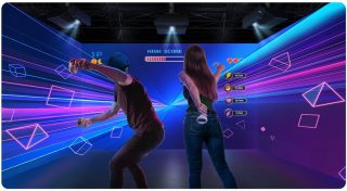 Gaming-Szene mit jungem Mann und junger Frau und buntem Projektorbild an der Wand