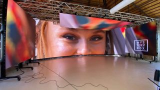 Gebogene LED-Wand mit Ausschnitt eines Gesichtes