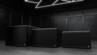 Die drei Modelle der Subwoofer-Serie BASSO in schwarz vor schwarzem Hintergrund