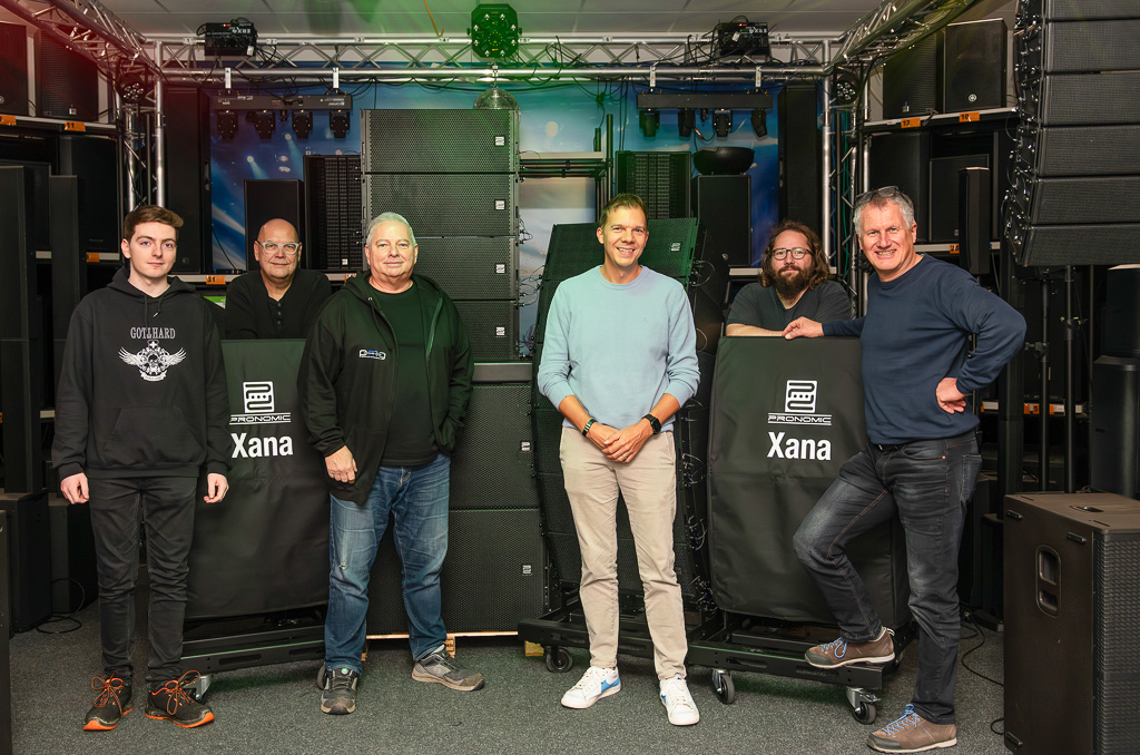 Jonas Meishammer (Systemengineer Department Audio promedia group Veranstaltungstechnik), Alexander Heger, Marketing Kirstein, Ernst Seider (Geschäftsführer promedia group), Roman Thomas (Geschäftsführer Kirstein), Ruben Raff (Leitung Abt. PA Kirstein) und Manfred Egner (Produktmanager Kirstein, v.l.n.r.)