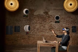 Szene mit Neumann VIS und Apple Vision Pro, in der eine Frau damit arbeitet