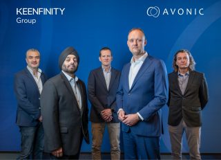 Von links nach rechts: Murat Keskinkilinc und Pawandeep Singh (KEENFINITY Group), Martijn van Bodegom (Avonic) sowie Walter Harrewijn (CEO von Avonic) und Lars van den Heuvel (KEENFINITY Group) bei der Unterzeichnungszeremonie des Übernahmevertrags