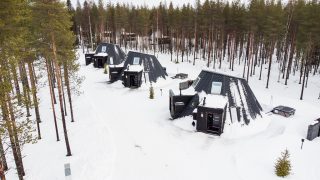 Blick auf das Glass Resort in Winterlandschaft
