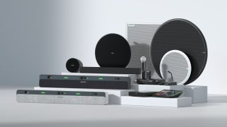 Gruppenbild der IntelliMix Bar Pro in schwarz und weiß mit Zubehör