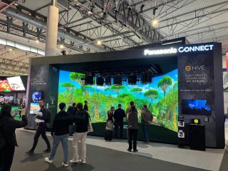 Große, breite LED-Wand auf einem Messestand