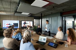 Besprechungsraum mit diversen Menschen