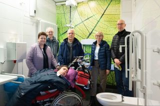 (v.l.n.r.): Anke Mill mit ihrer Tochter Madeline vom Verein INTENSIVkinder Niedersachsen e.V.; David Lücking, Teamleiter Entwicklung FM Deutsche Messe; Ralf Mill; Sylvia Thiel, Beauftragte der Region Hannover für Menschen mit Behinderung und Thomas Kopmann, BKR Architekten Ingenieure