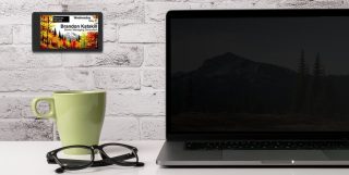 Visix EPS 37 an der Wand mit Tasse und Notebook davor