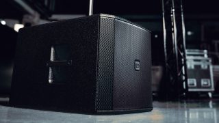 Schwarzer Lautsprecher bildfüllend auf Boden