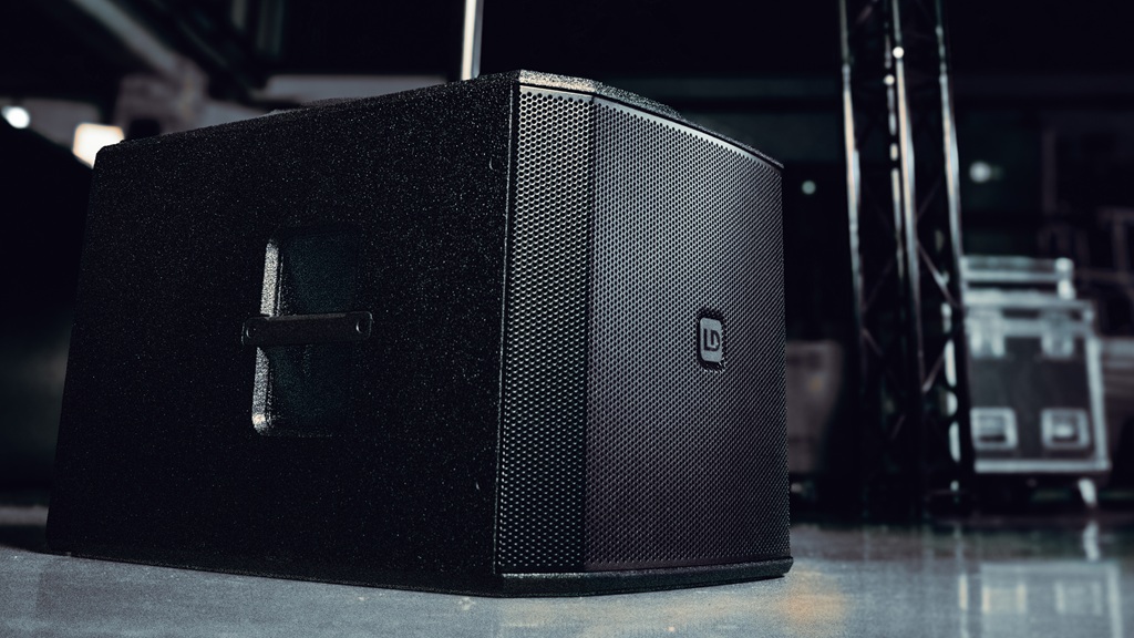 Schwarzer Lautsprecher bildfüllend auf Boden