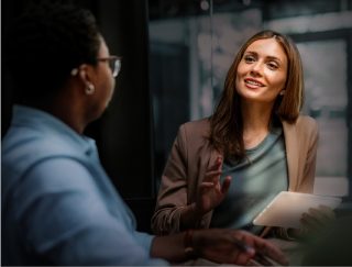 Zwei Frauen im Gespräch