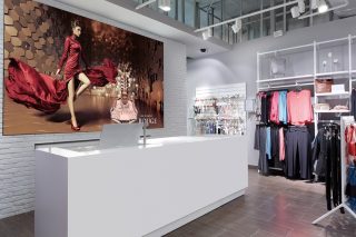 Schicke Mode-Präsentation in Digital-Signage-Display