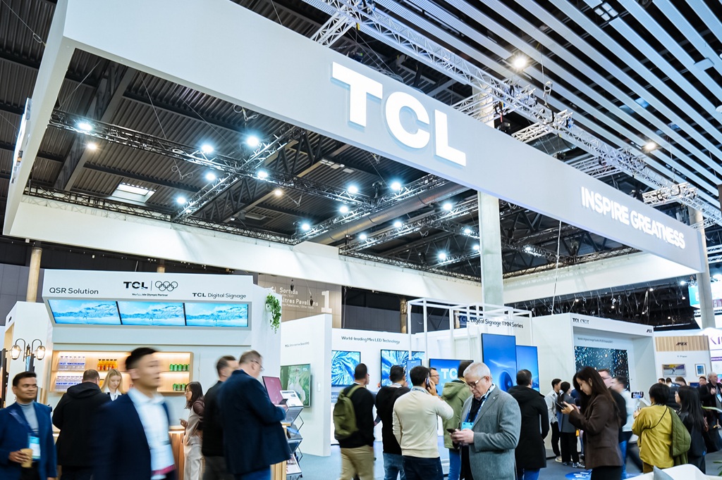 Messestand von TCL mit Besuchern auf der ISE 2026