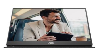 Mann mit Display im Zug