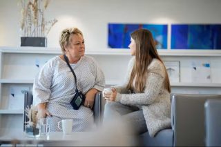 Szene Patient und Mitarbeiterin