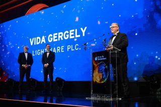 Lightware-CEO Gergely Vida auf der Bühne bei der Preisverleihung