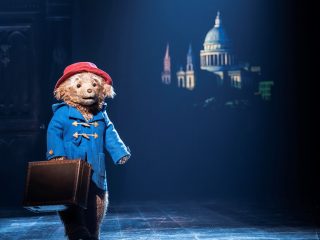 Paddington mit Koffer auf der Bühne
