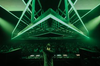 DJ vor Menschenmenge bei der Wiedereröffnung