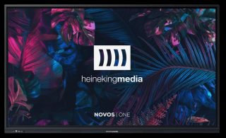 Display mit bunten, pflanzenartigem Hintergrund und Logo des Herstellers