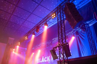 Bühne mit Lautsprechern und Scheinwerfern