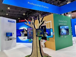 Bild von einem Philips-Stand mit Baumskulptur