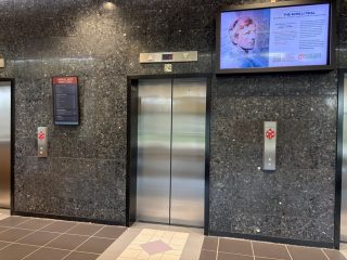 ePaper-Displays über und neben einem Aufzug