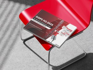 RIEDEL-Report auf einem roten Stuhl liegend