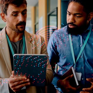 Zwei Männer schauen auf ein Tablet